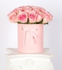 19 розовых роз в коробке